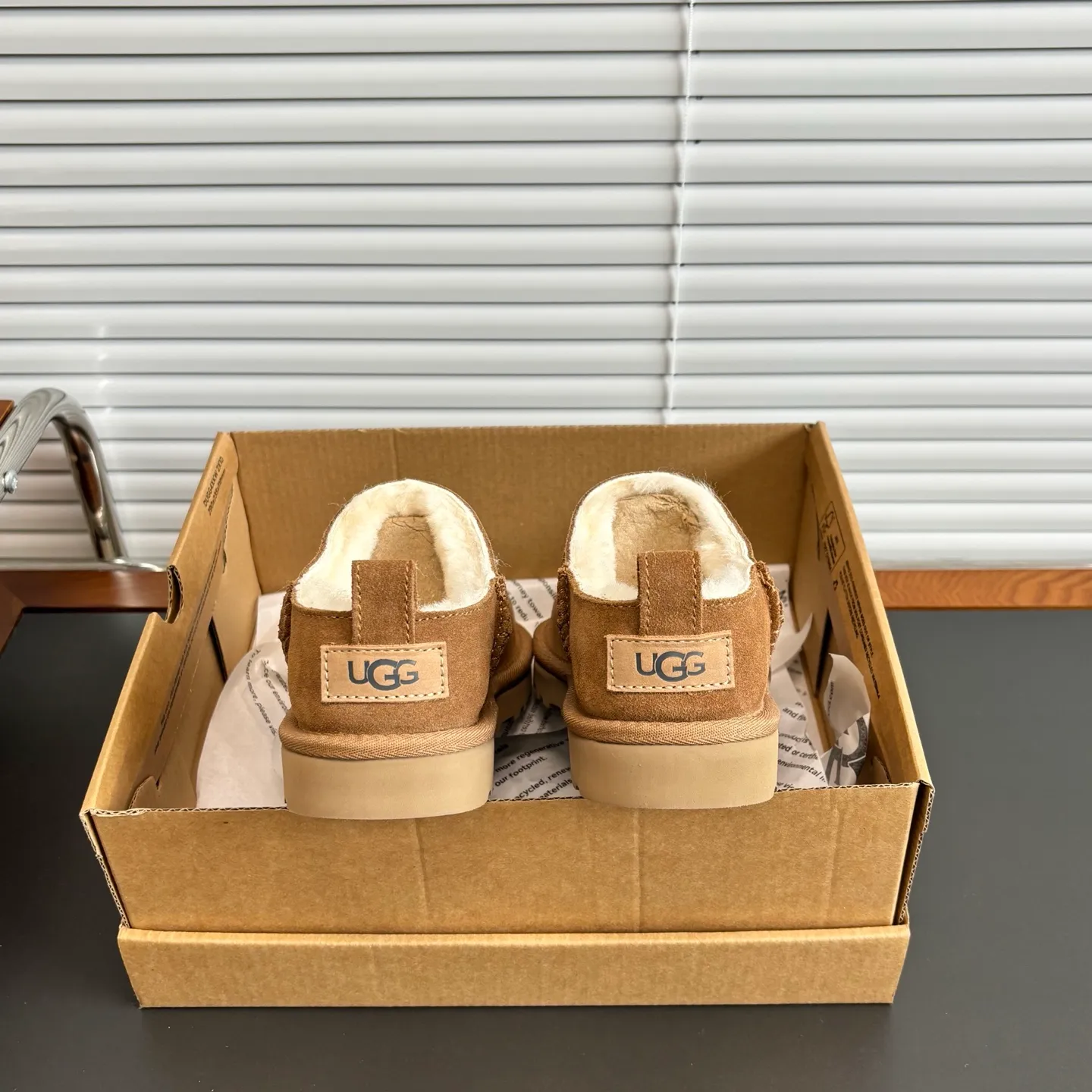 💰420 original quality✅ Ugg Classic Micro 3891 has no complicated elements, only simple colors and combinations, classic, stylish, and a little bit of relaxation. Putting on sugar-fried chestnut flavor 🌰UGG thin-soled shoes is what early autumn should look like. 🍂Classic Micro classic super mini. The classic boot shape is equipped with a lower-cut design. It not only modifies the leg shape, but also completes the 💯 versatile attributes. American sports style and daily commuting are all easy to control️ 🍂Elea Slip-On Thin slip-on Half-drag design + classic maroon color, fashionable and comfortable Thin sole, no pressure to wear all day long 🍂size:35-40 🍂col: maroon/sand/light oak brown